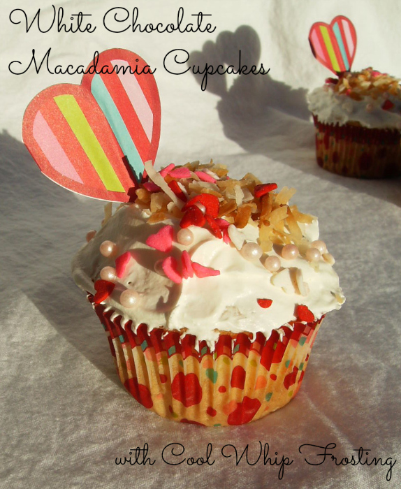 White Chocolate Macadamia Cupcakes with #CoolWhipFrosting #cbias